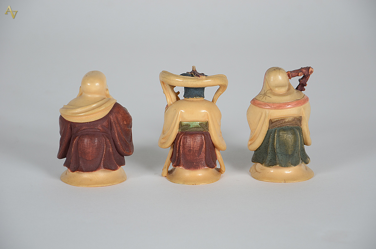 Conjunto com 7 anciões em marfim. Altura 8 cm cada. - foto 2 de 3