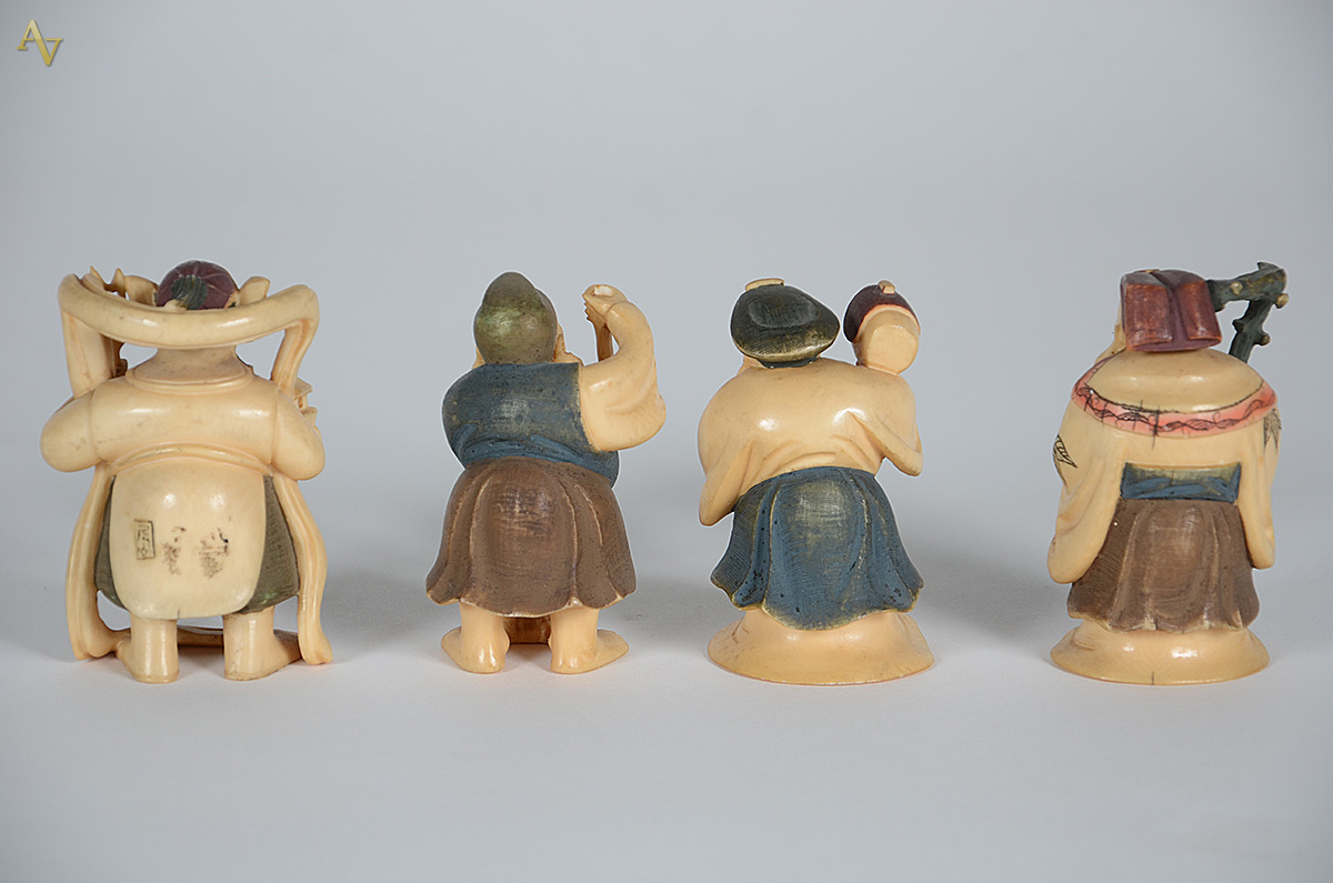 Conjunto com 7 anciões em marfim. Altura 8 cm cada. - foto 3 de 3