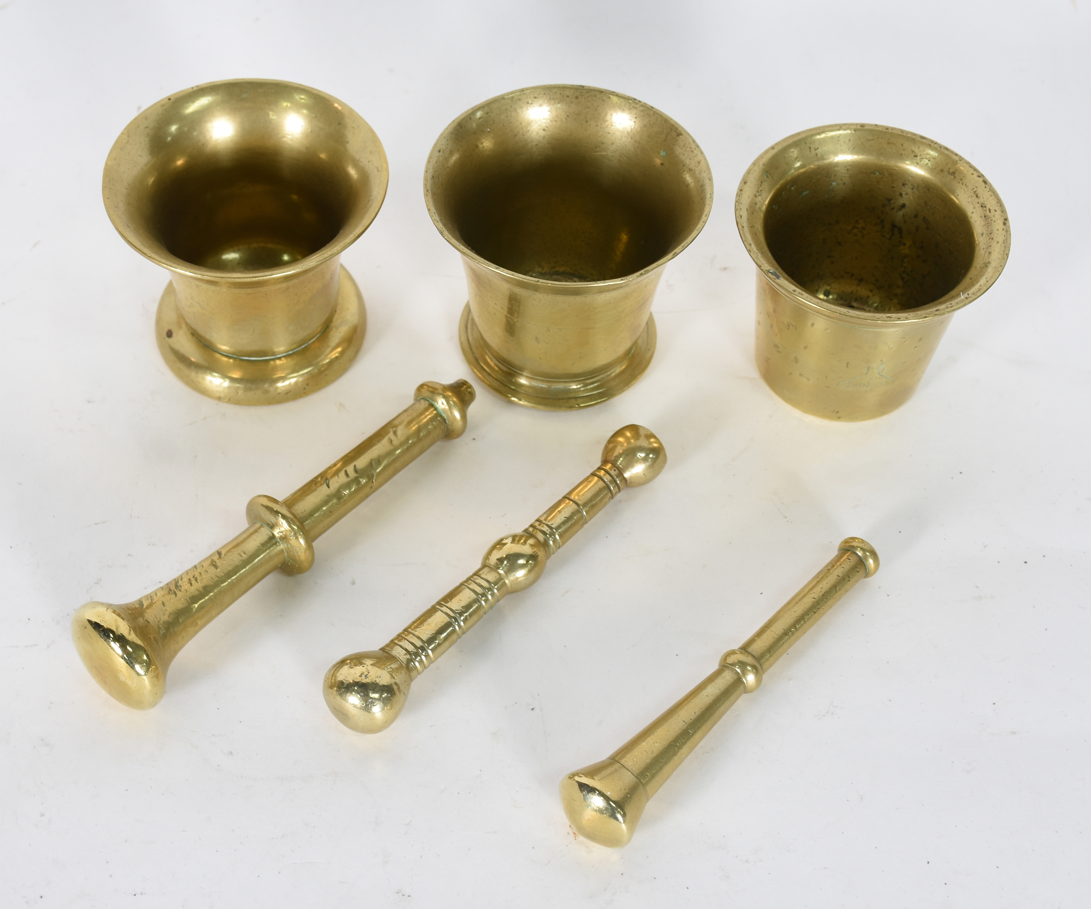 Tres almofarizes de bronze com soquetes. - foto 1 de 3
