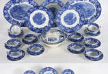 Conjunto de jantar de faiança inglesa azul e br... - Conjunto de jantar de faiança inglesa azul e branca, composto de sopeira com tampa, 2 travessas ovais, 2 travessas redondas, 32 pratos rasos, 12...
