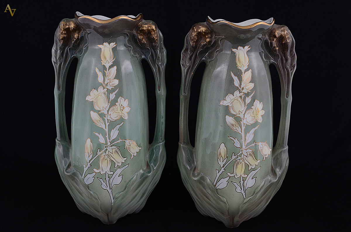 Par de jarros de porcelana francesa Art Nouveau decorados com flores...