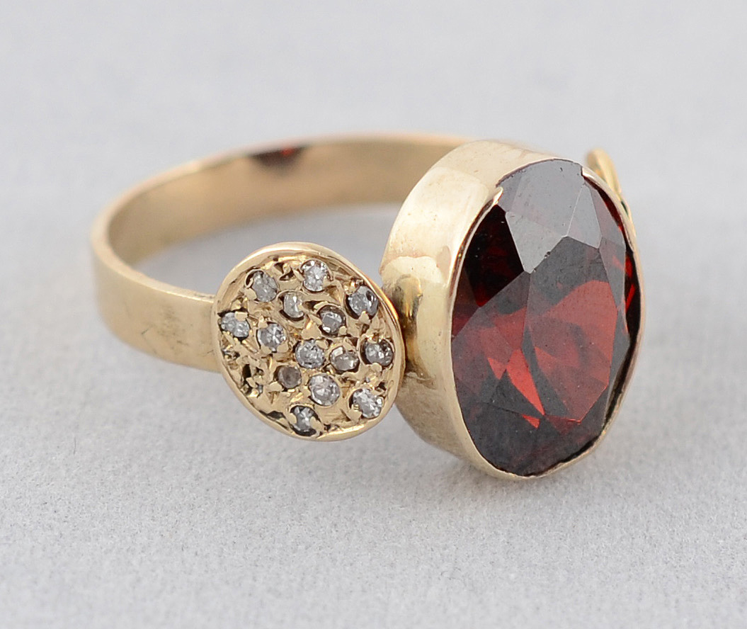 Anel de ouro 18 k com um rubi com 5 ct e trinta brilhantes com 0,40... - foto 1 de 2
