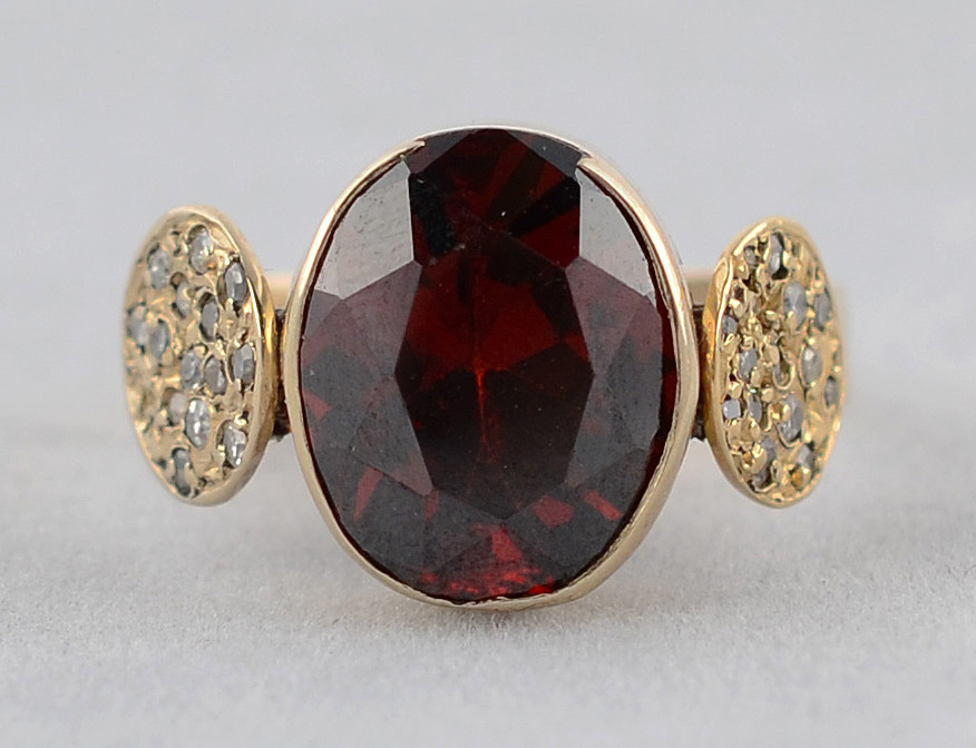 Anel de ouro 18 k com um rubi com 5 ct e trinta brilhantes com 0,40... - foto 2 de 2