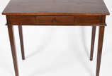 Mesa de madeira nobre, pernas retas, caixa reta... - Mesa de madeira nobre, pernas retas, caixa retangular com 1 gaveta.