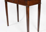 Mesa de madeira nobre, pernas retas, caixa reta... - Mesa de madeira nobre, pernas retas, caixa retangular com 1 gaveta.