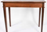 Mesa de madeira nobre, pernas retas, caixa reta... - Mesa de madeira nobre, pernas retas, caixa retangular com 1 gaveta.