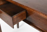Mesa de madeira nobre, pernas retas, caixa reta... - Mesa de madeira nobre, pernas retas, caixa retangular com 1 gaveta.