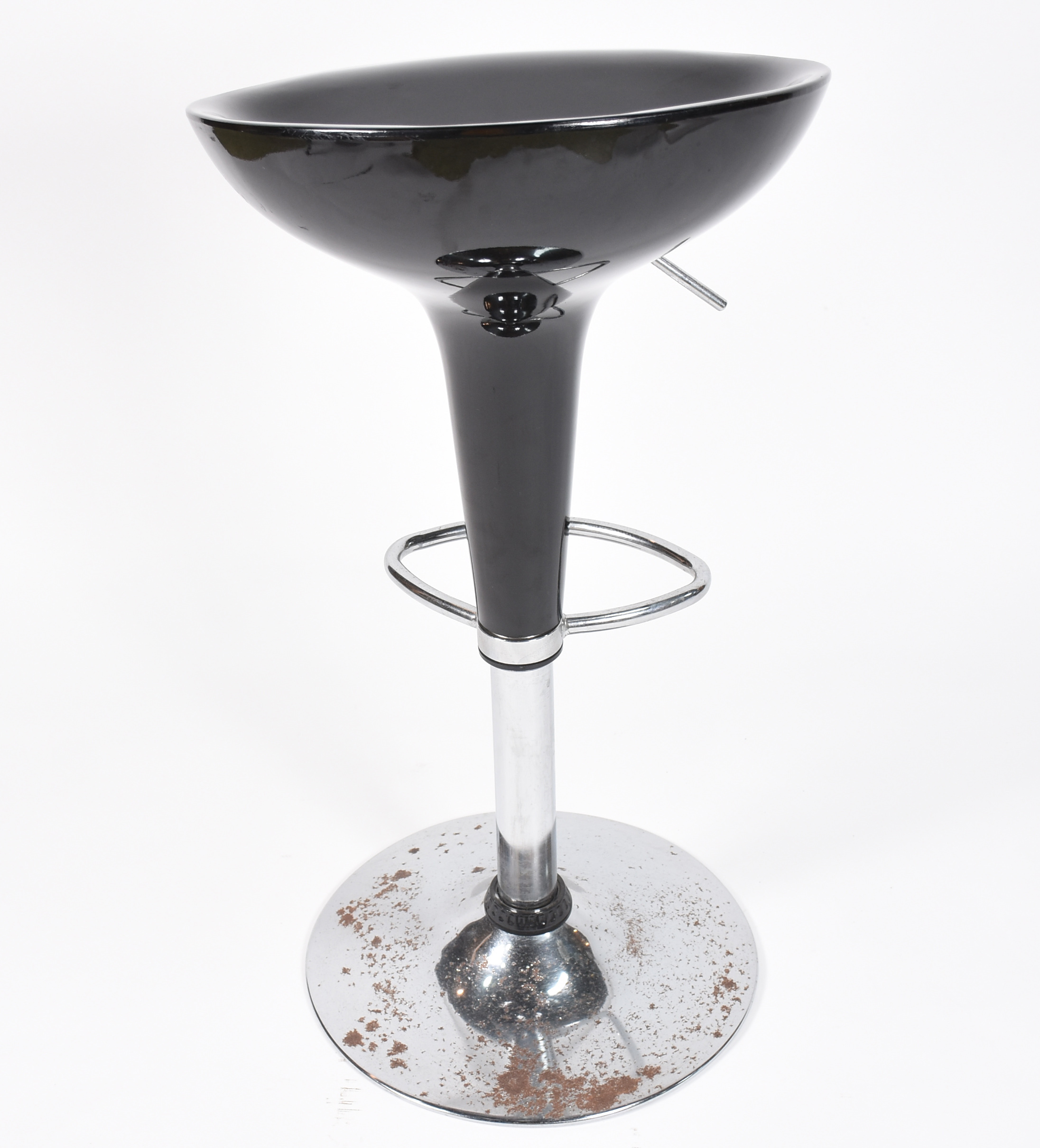 Banco alto para bar de metal e assento na cor preta. (oxidações) - foto 4 de 4