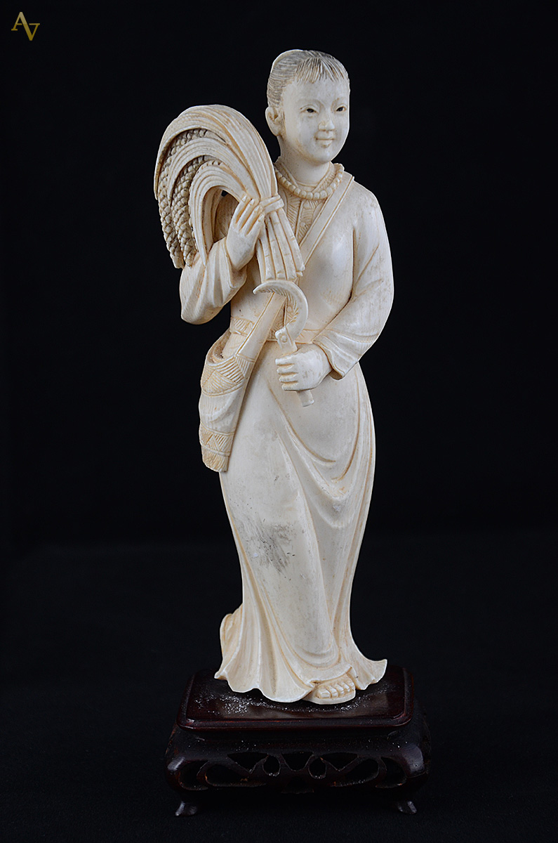 Estatueta de marfim representando Colhedora de trigo, base de... - foto 1 de 2