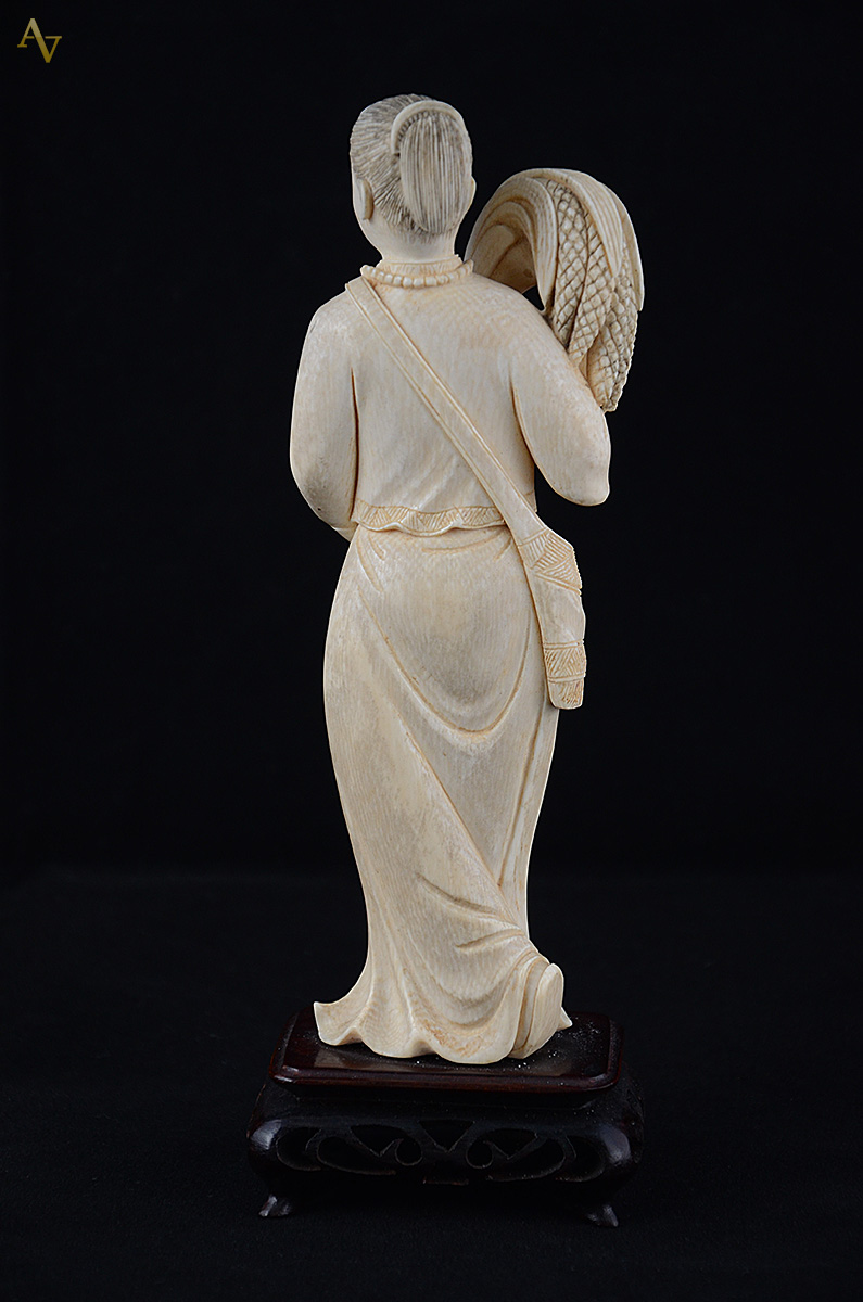 Estatueta de marfim representando Colhedora de trigo, base de... - foto 2 de 2