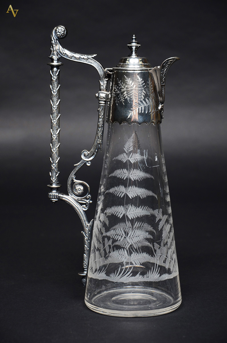 Elegante jarra de cristal com folhagens lavradas, guarnição de metal...