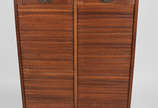 Móvel  de madeira nobre com 2 portas de esteiri... - Móvel  de madeira nobre com 2 portas de esteirinha.