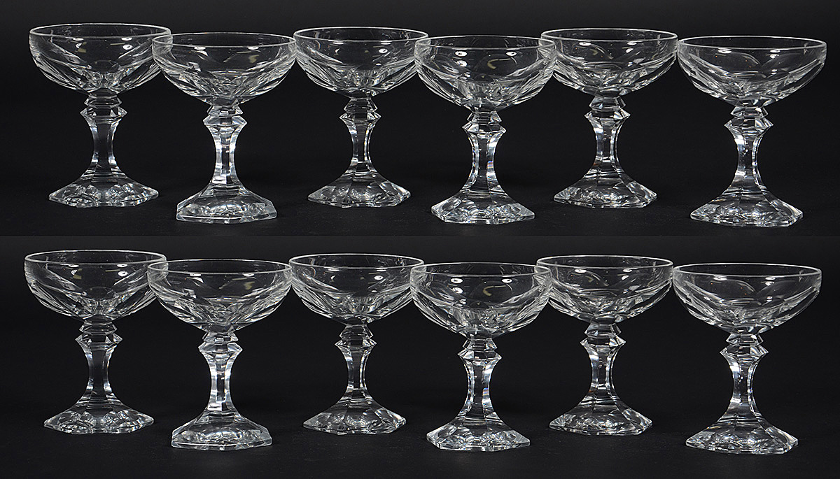 Conjunto com 12 taças de cristal tcheco facetado para champagne.