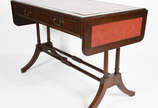 Mesa de madeira nobre estilo ingles, abas later... - Mesa de madeira nobre estilo ingles, abas laterais, tampo forrado com couro vermelho, apoio em duas pernas cilíndricas de cada lado unidas por t...