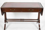 Mesa de madeira nobre estilo ingles, abas later... - Mesa de madeira nobre estilo ingles, abas laterais, tampo forrado com couro vermelho, apoio em duas pernas cilíndricas de cada lado unidas por t...