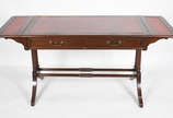 Mesa de madeira nobre estilo ingles, abas later... - Mesa de madeira nobre estilo ingles, abas laterais, tampo forrado com couro vermelho, apoio em duas pernas cilíndricas de cada lado unidas por t...