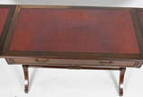 Mesa de madeira nobre estilo ingles, abas later... - Mesa de madeira nobre estilo ingles, abas laterais, tampo forrado com couro vermelho, apoio em duas pernas cilíndricas de cada lado unidas por t...