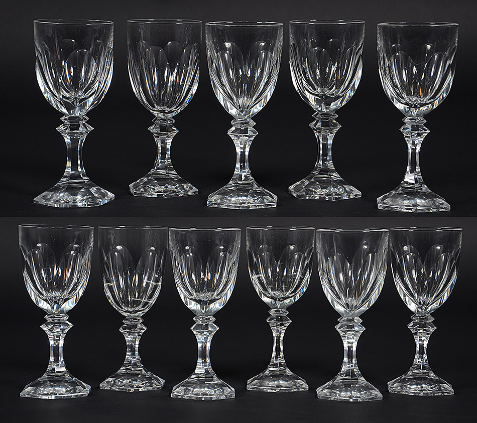 Conjunto com 11 cálices para vinho de cristal tcheco facetado.