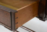 Mesa de madeira nobre estilo ingles, abas later... - Mesa de madeira nobre estilo ingles, abas laterais, tampo forrado com couro vermelho, apoio em duas pernas cilíndricas de cada lado unidas por t...