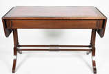 Mesa de madeira nobre estilo ingles, abas later... - Mesa de madeira nobre estilo ingles, abas laterais, tampo forrado com couro vermelho, apoio em duas pernas cilíndricas de cada lado unidas por t...