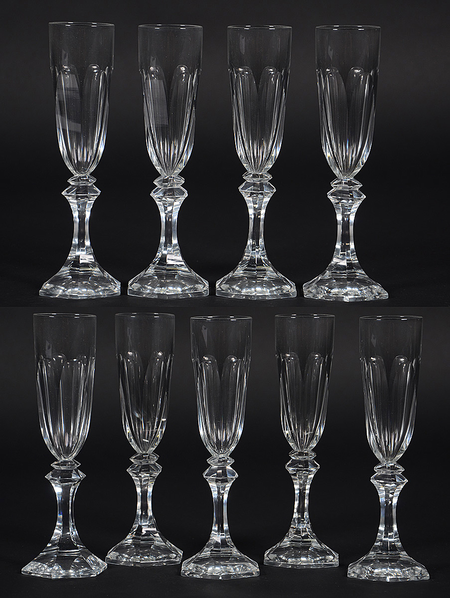 Conjunto com 9 flutes de cristal tcheco facetado.