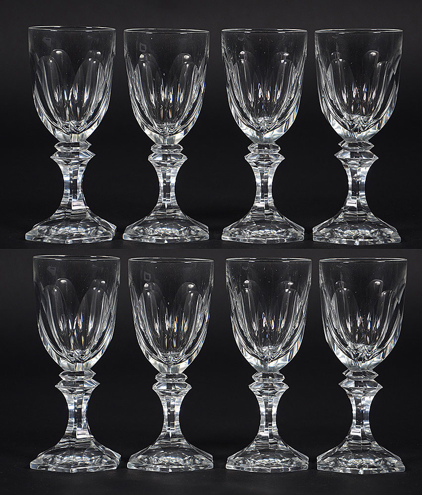 Conjunto com 8 cálices para vinho de cristal tcheco facetado.