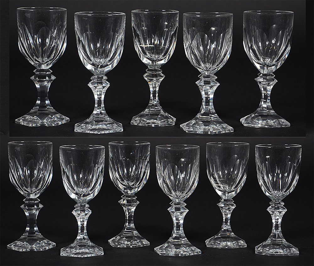 Conjunto com 11 cálices para vinho branco de cristal tcheco facetado.