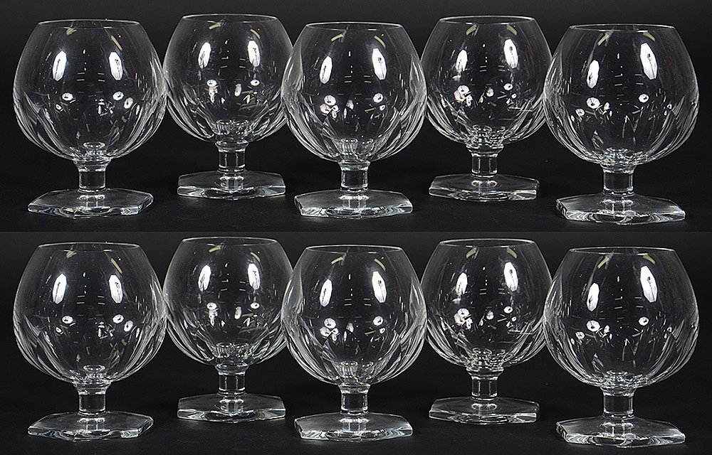 Conjunto com 10 taças para cognac de cristal tcheco facetado.