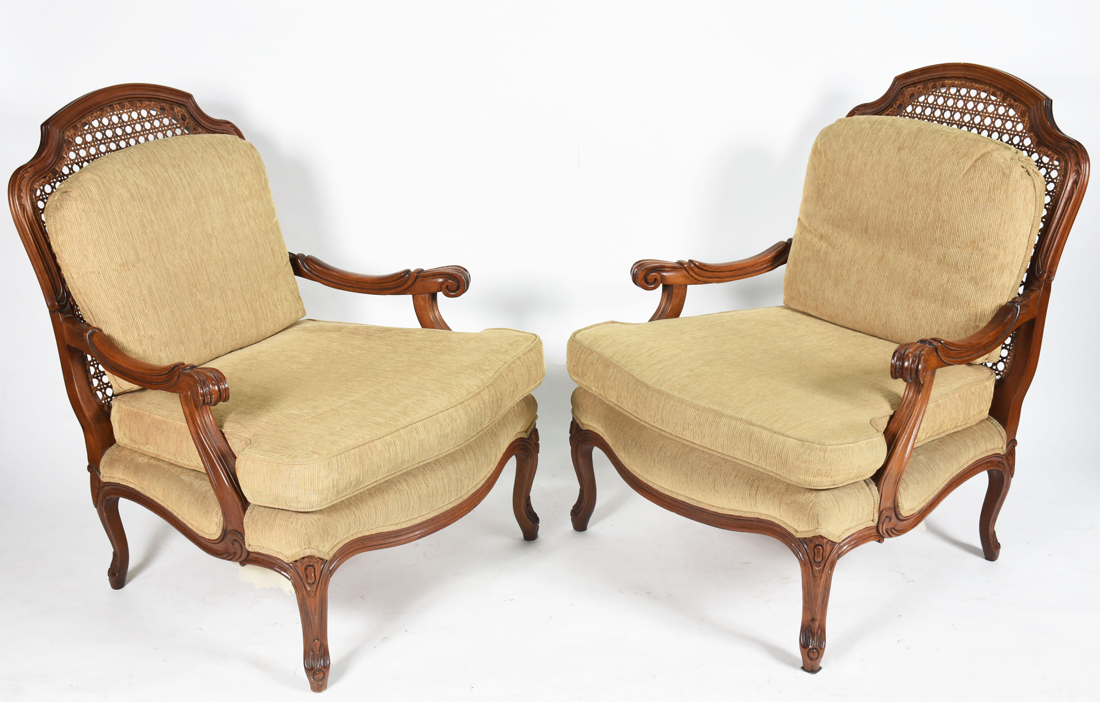 Par de elegantes poltronas de madeira nobre com encostos de palhinha... - foto 1 de 4