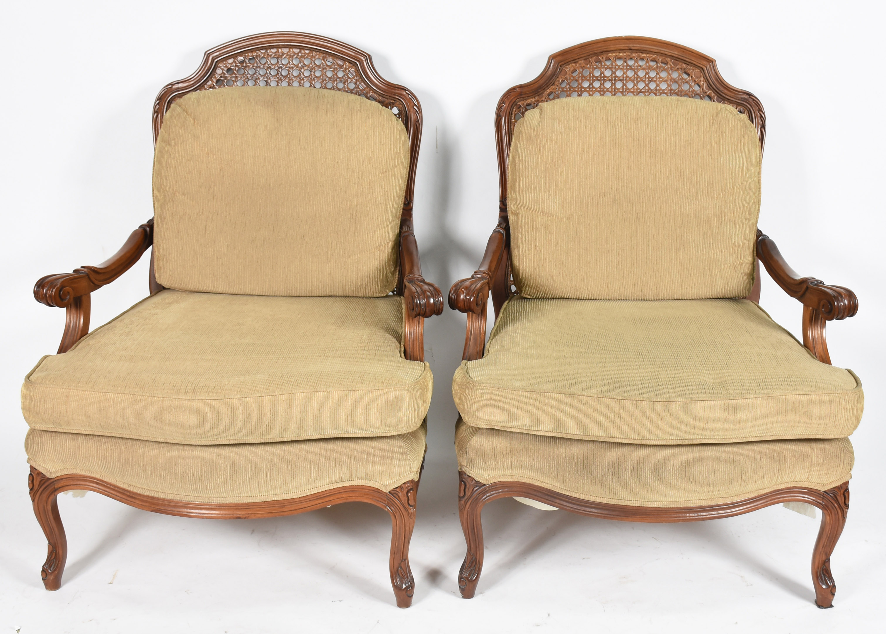 Par de elegantes poltronas de madeira nobre com encostos de palhinha... - foto 2 de 4
