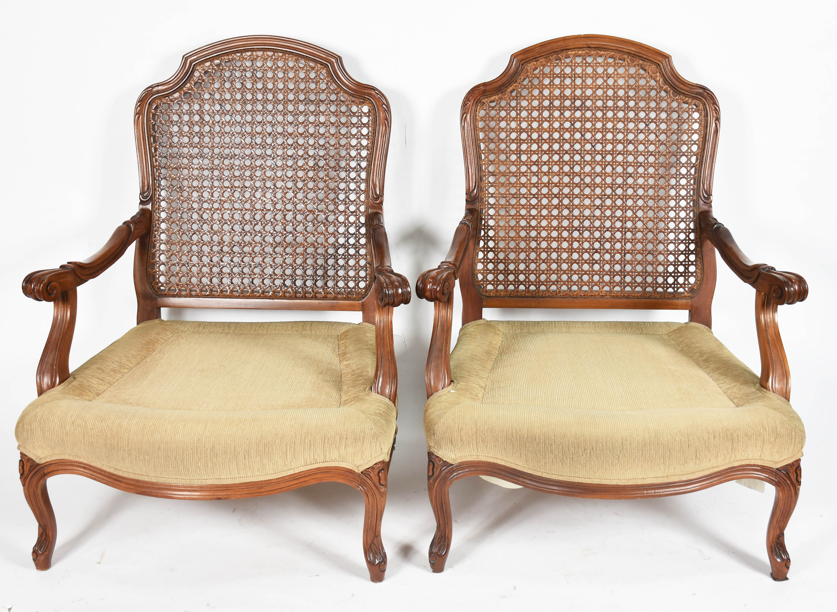 Par de elegantes poltronas de madeira nobre com encostos de palhinha... - foto 3 de 4