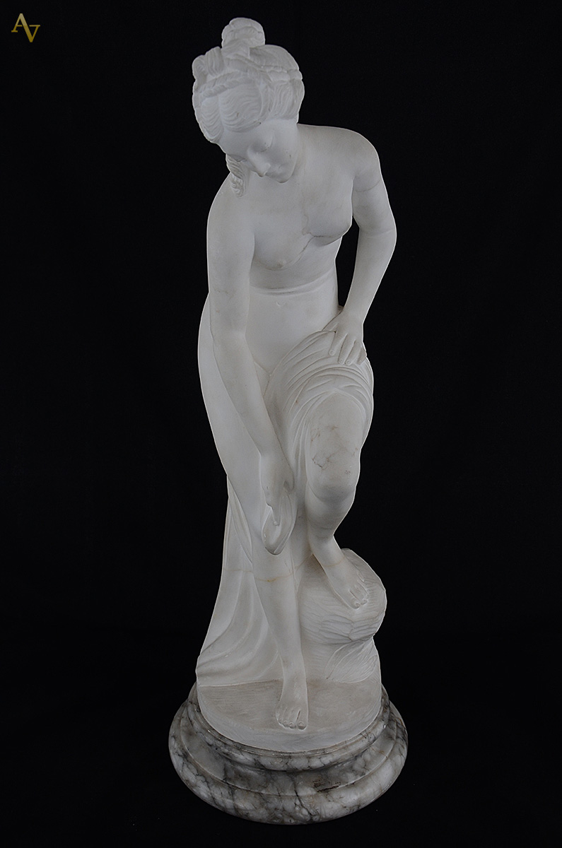 Escultura de mármore representando Afrodite. Altura 56 cm. (apresenta... - foto 1 de 3