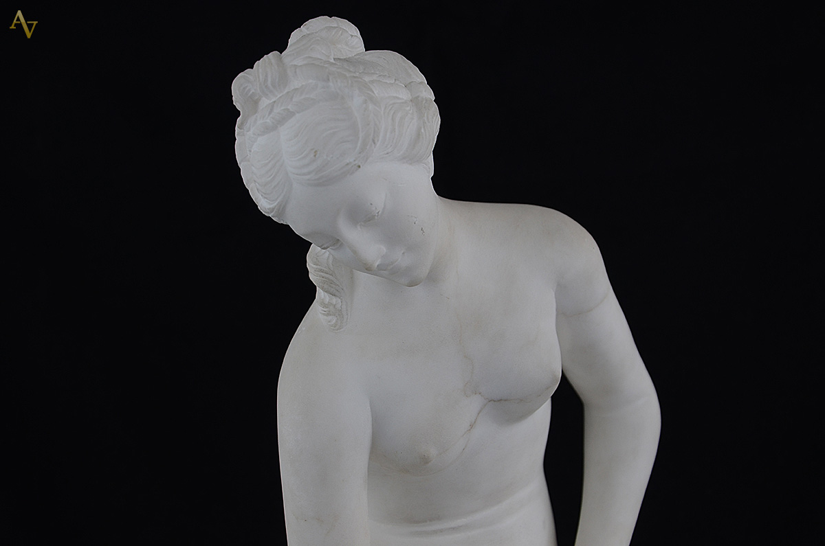 Escultura de mármore representando Afrodite. Altura 56 cm. (apresenta... - foto 2 de 3