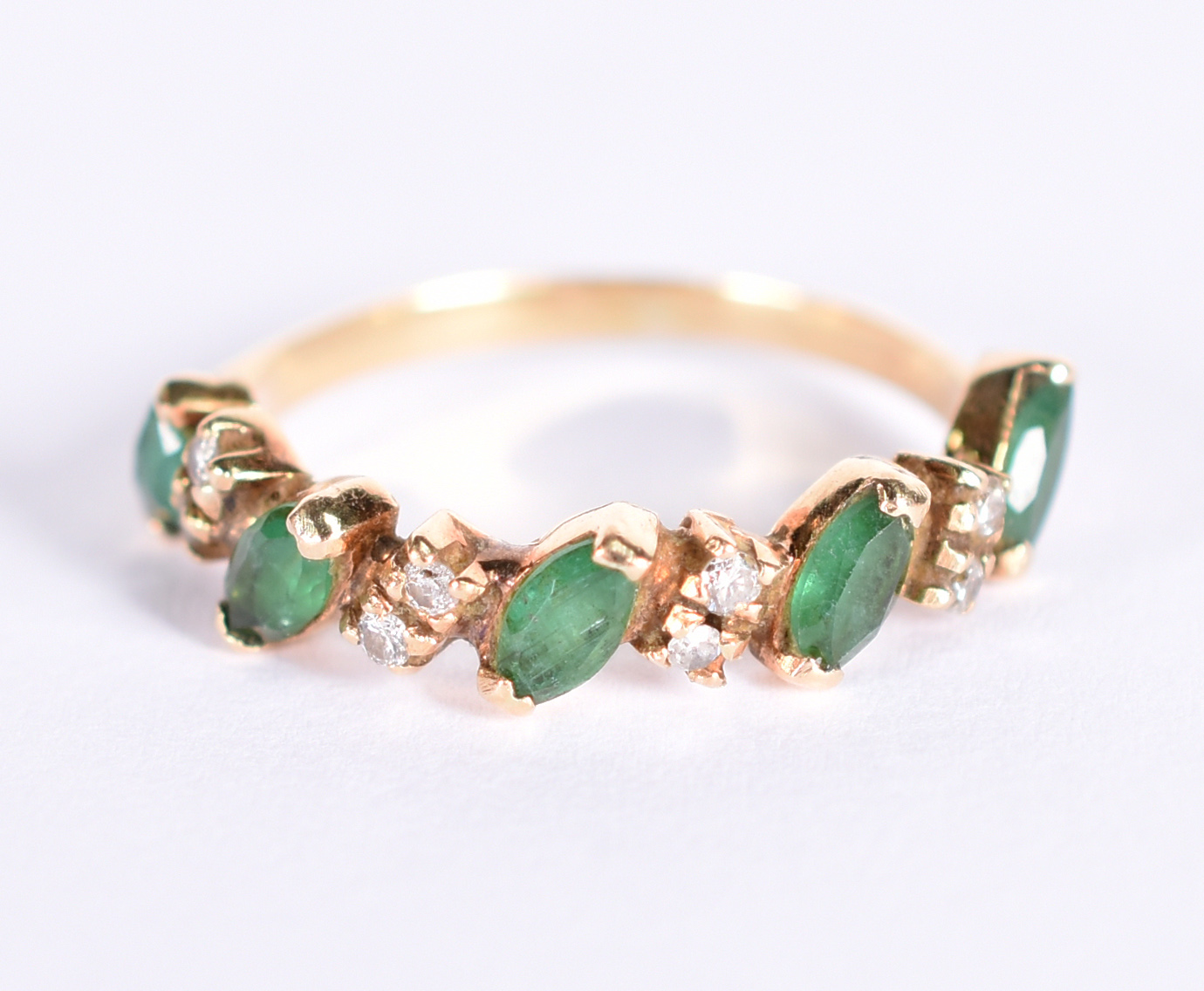 Anel de ouro amarelo 18 k com 8 brilhantes e 5 esmeraldas. Aro 15... - foto 1 de 3