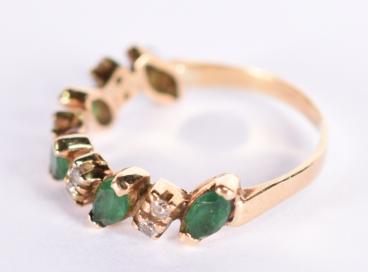 Anel de ouro amarelo 18 k com 8 brilhantes e 5 esmeraldas. Aro 15... - foto 2 de 3