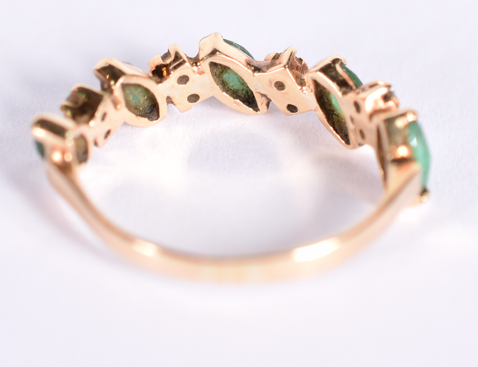 Anel de ouro amarelo 18 k com 8 brilhantes e 5 esmeraldas. Aro 15... - foto 3 de 3