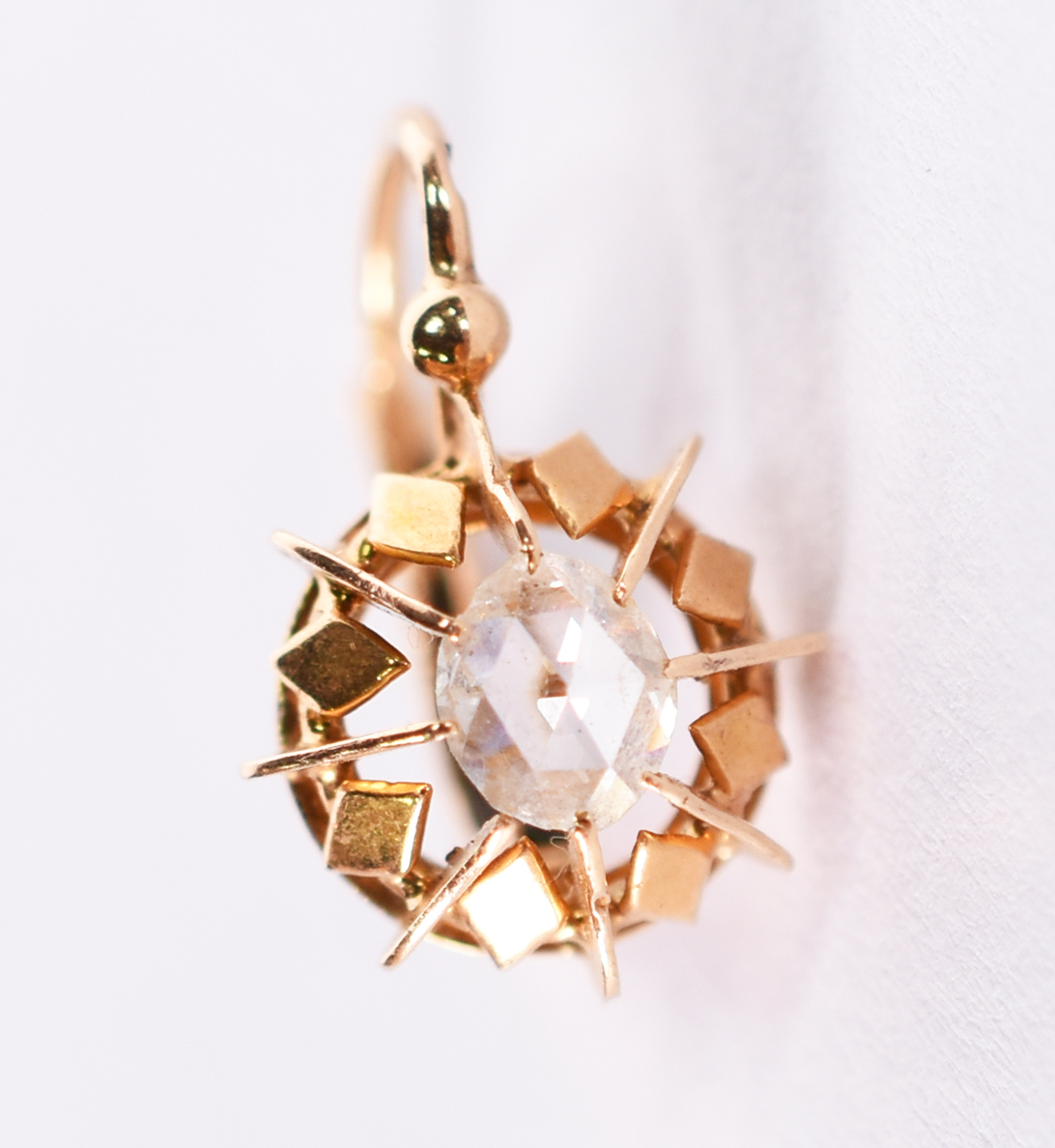 Um brinco solitário de ouro amarelo 18 k com brilhantes de 0,20 ct... - foto 1 de 4