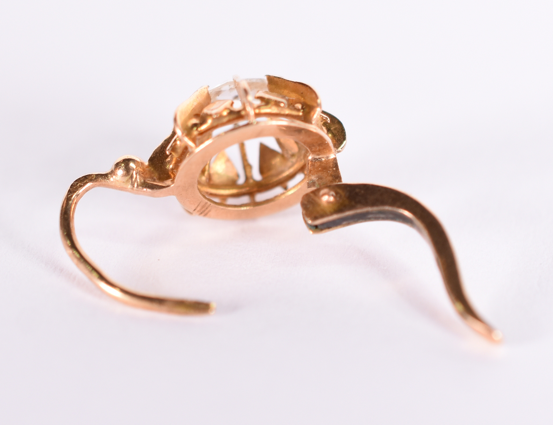 Um brinco solitário de ouro amarelo 18 k com brilhantes de 0,20 ct... - foto 2 de 4