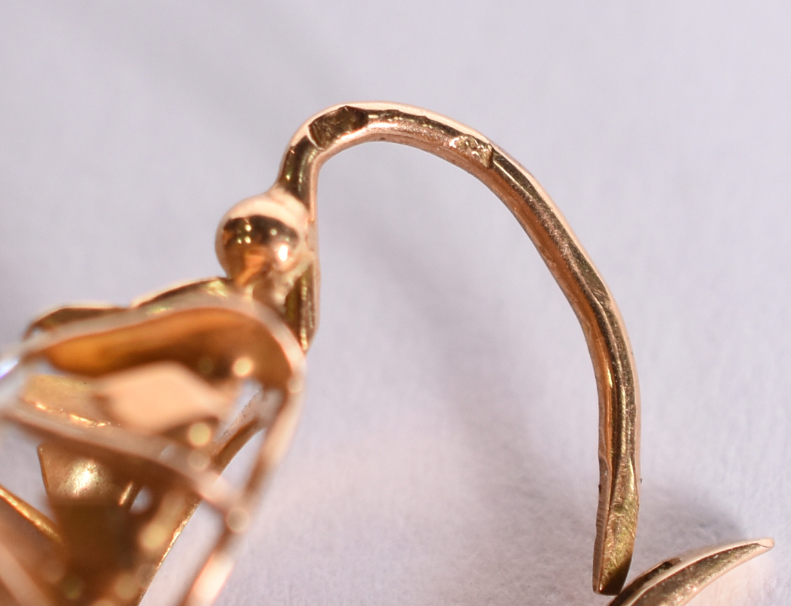 Um brinco solitário de ouro amarelo 18 k com brilhantes de 0,20 ct... - foto 3 de 4