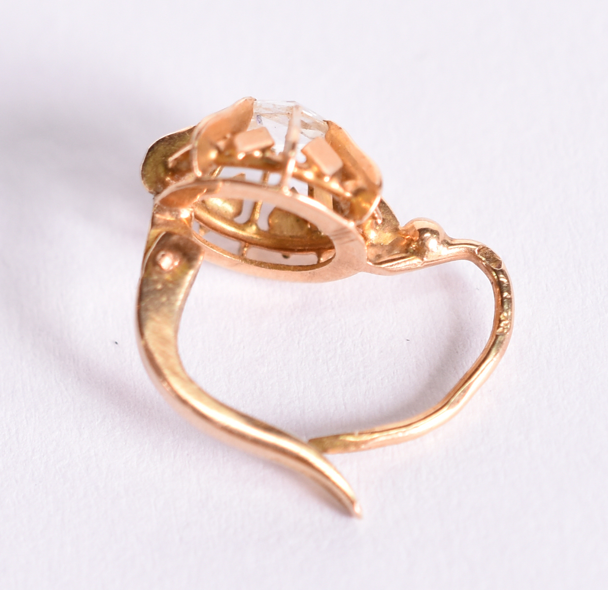 Um brinco solitário de ouro amarelo 18 k com brilhantes de 0,20 ct... - foto 4 de 4