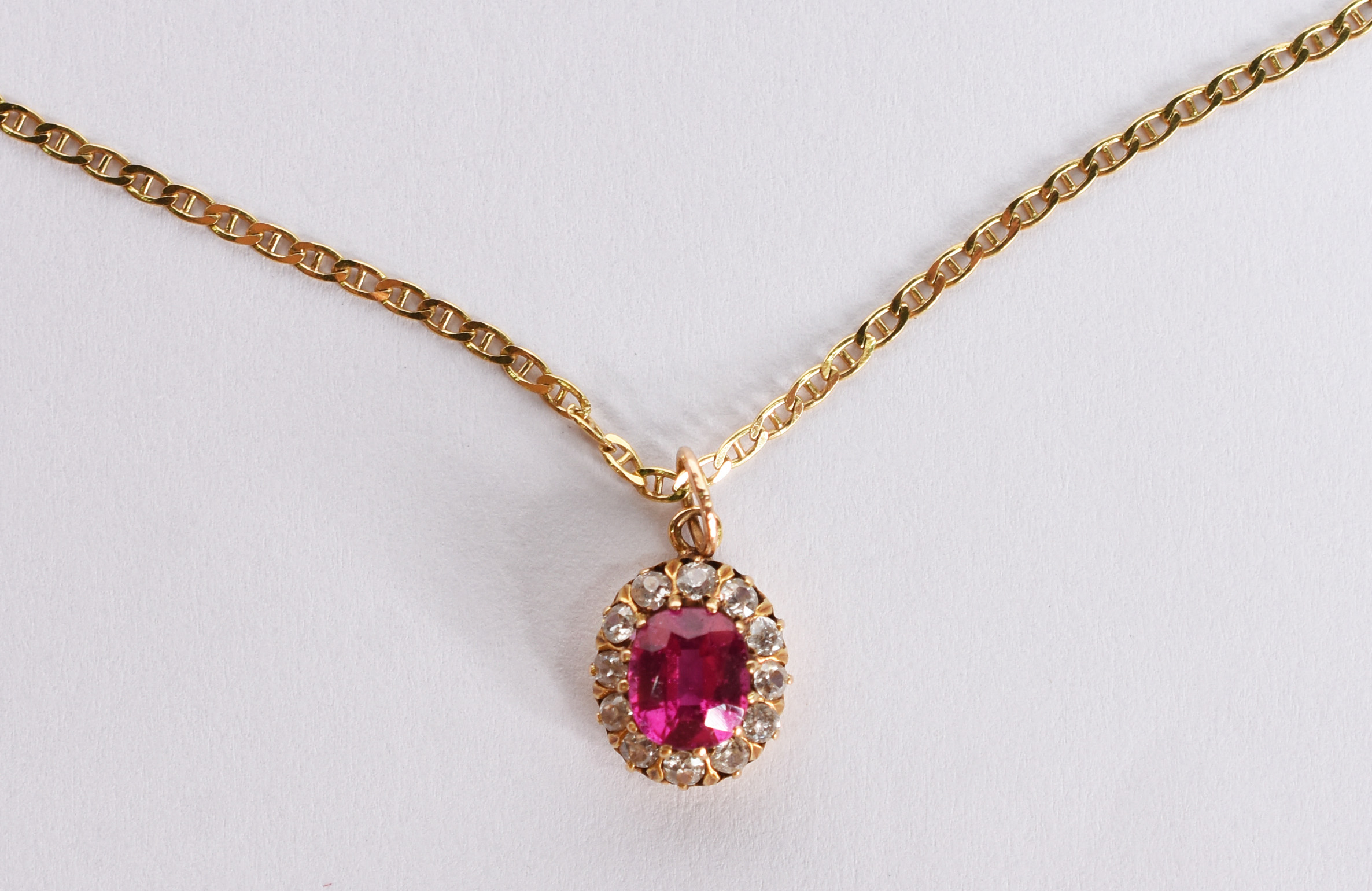 Gargantilha de ouro amarelo 18 k com pingente tendo 12 brilhantes e... - foto 1 de 5