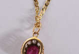 Gargantilha de ouro amarelo 18 k com pingente t... - Gargantilha de ouro amarelo 18 k com pingente tendo 12 brilhantes e pedra vermelha central. (Por motivo de segurança as peças não se encontram n...