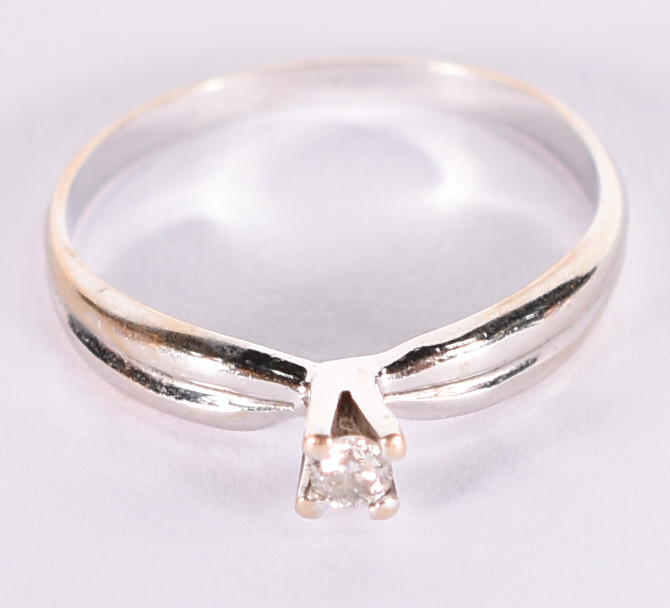 Solitário de ouro branco com brilhante de aproximadamente 0,10 ct... - foto 1 de 5