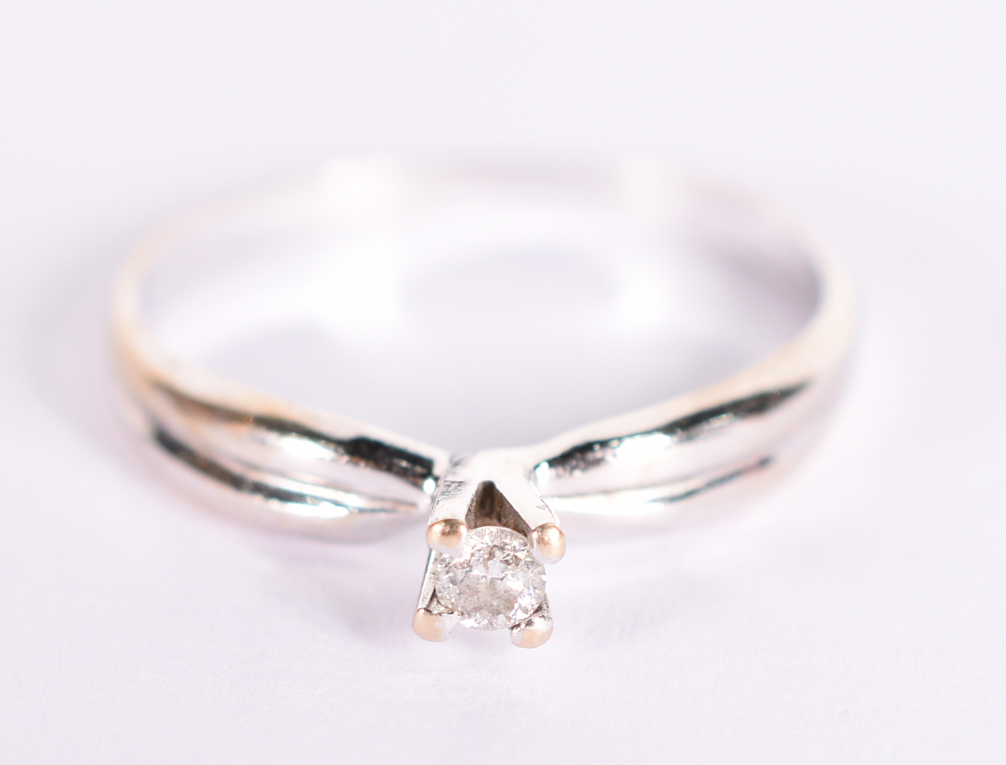 Solitário de ouro branco com brilhante de aproximadamente 0,10 ct... - foto 2 de 5