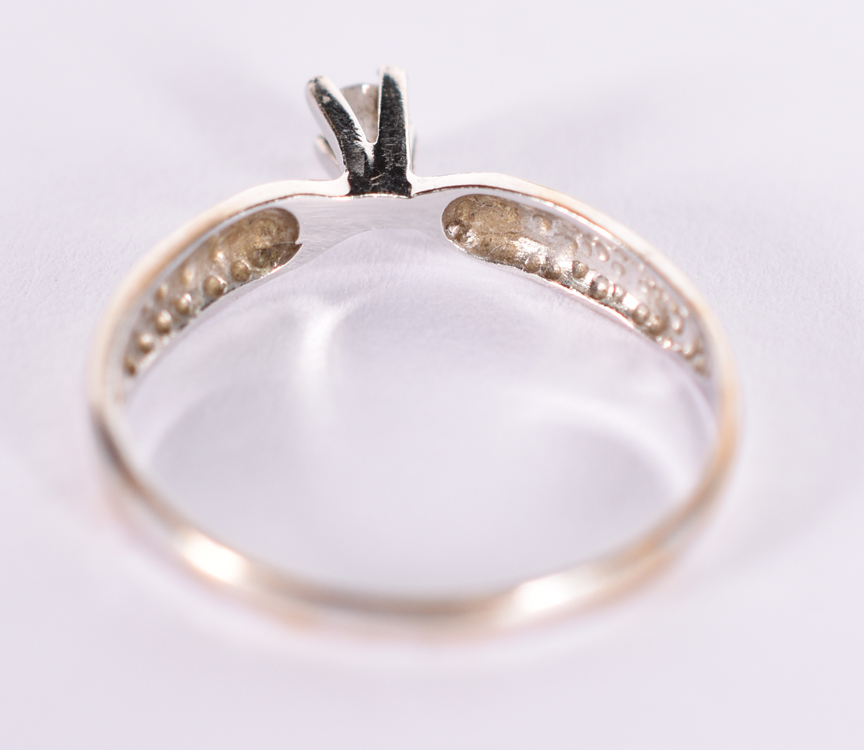 Solitário de ouro branco com brilhante de aproximadamente 0,10 ct... - foto 4 de 5
