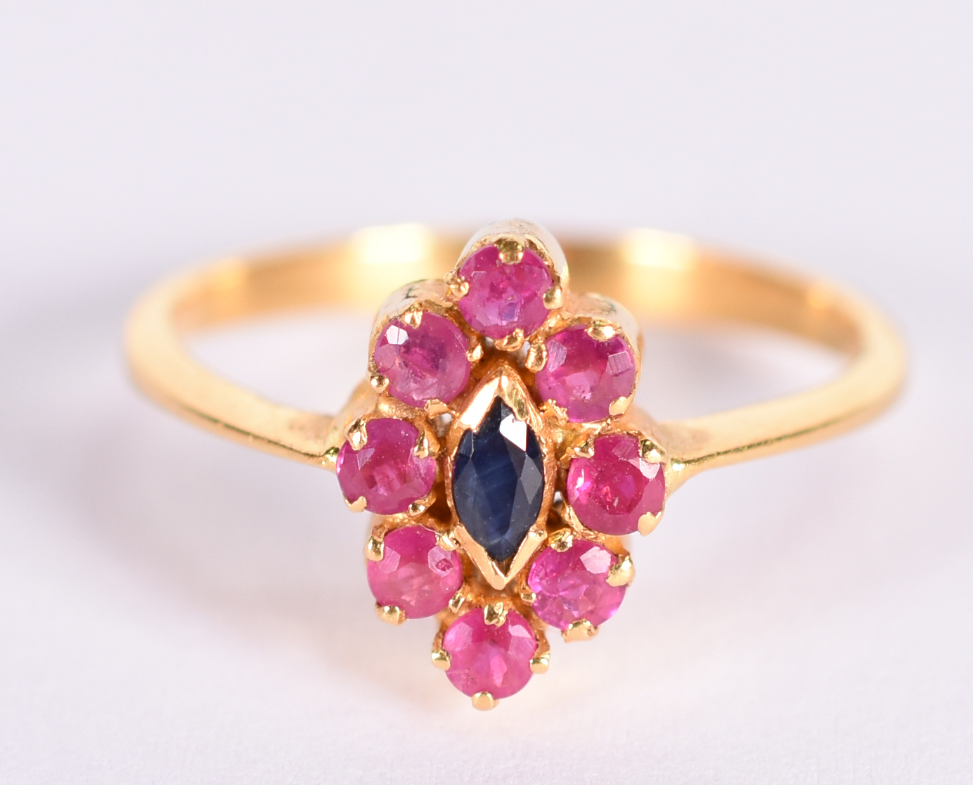Anel de ouro amarelo 18 k feitio navete com rubilitas e safira azul... - foto 1 de 3