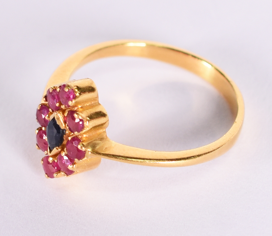 Anel de ouro amarelo 18 k feitio navete com rubilitas e safira azul... - foto 2 de 3