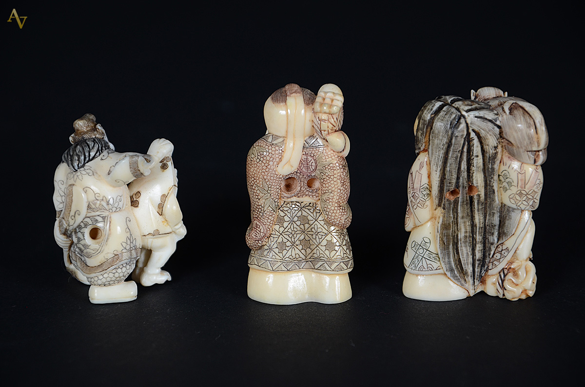 Conjunto com 3 netsukes de marfim. Alturas de 4 à 6 cm. - foto 2 de 4