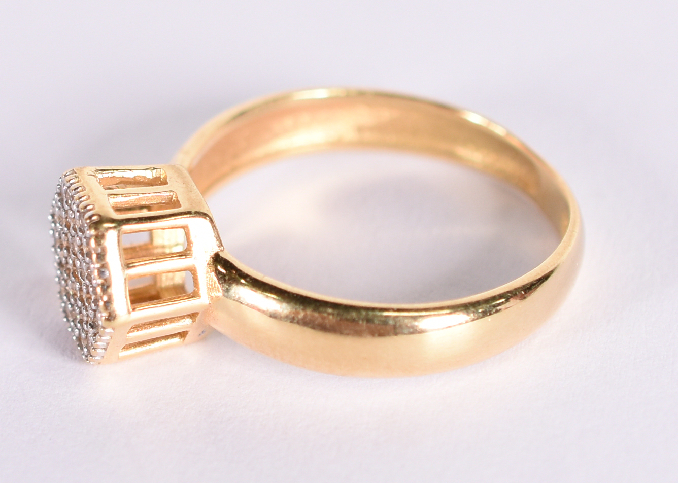 Anel de ouro amarelo 18 k com safiras brancas. Aro 14. (Por motivo de... - foto 2 de 4