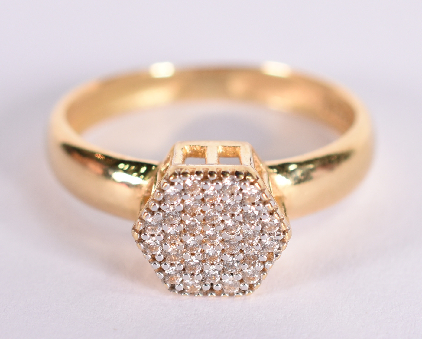 Anel de ouro amarelo 18 k com safiras brancas. Aro 14. (Por motivo de... - foto 1 de 4